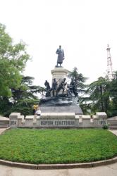 памятник спереди