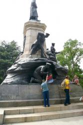 памятник сбоку