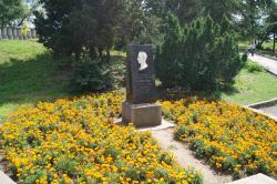 небольшой памятник Льву Толстому