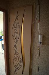 стоит дверюга